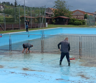Místní koupaliště  dostalo pořádnou jarní očistu 